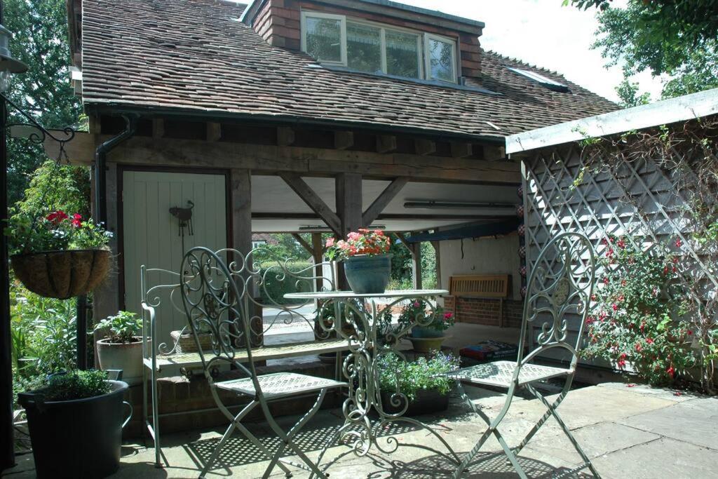 Cowslip Barn Annexe, Countryside Stay Near Chichester Exterior foto
